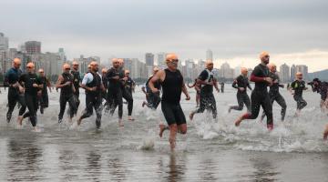 competidores entrando no  mar #paratodosverem