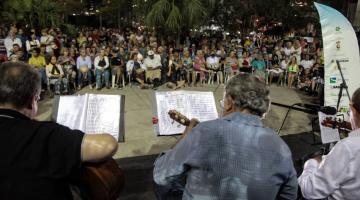 músicos tocam para o público #paratodosverem 