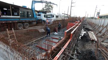 Viaduto na entrada de Santos começa a tomar forma