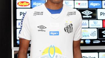 Jogador mostra camisa comemorativa #pracegover 