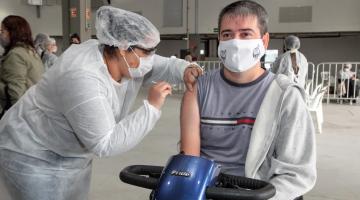homem em cadeira motorizada recebe a vacina #paratodosverem