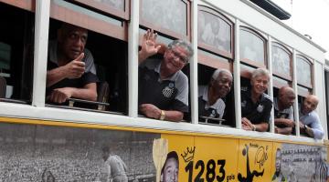 antigos ídolos do santos fc e edinho, filho de pelé nas janelas do bonde repaginado. #paratodosverem 