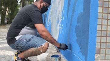artista pinta o muro #paratodosverem 