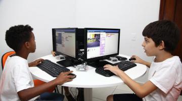 crianças no computador #paratodosverem