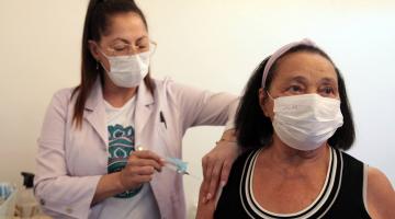 Com alerta para doenças respiratórias, Santos vacina em oito policlínicas neste sábado