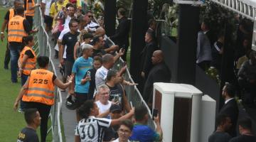 Mais de 230 mil pessoas comparecem ao adeus ao Rei Pelé na Vila Belmiro em Santos