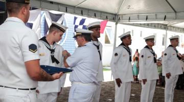 Autoridades recebem medalha "Amigo da Marinha" em Santos