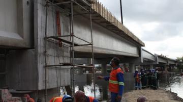 Ponte em construção já une as margens do Rio São Jorge