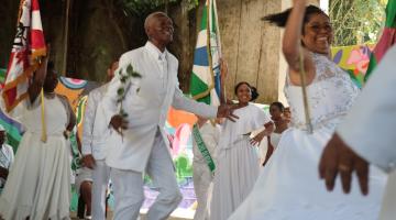 pessoas dançando na alvorada do samba #paratodosverem