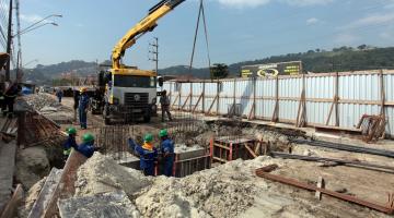Nova entrada de Santos: paredes do viaduto em curva são concretadas 