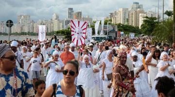 pessoas caminhando na procissão #paratodosverem 