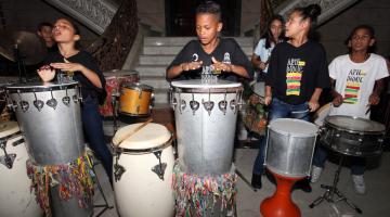 meninos tocam instrumentos de percussão #pracegover 