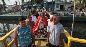 fiéis carregam imagem de bom jesus #paratodosverem 