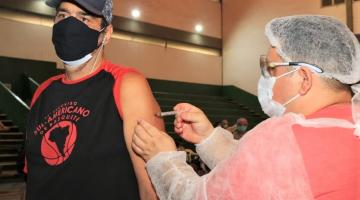 homem é vacinado no braço #paratodosverem 