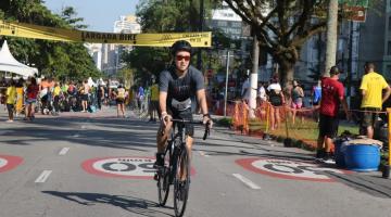 atleta percorre avenida em bicicleta. #paratodosverem