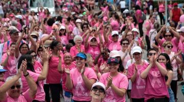 Muitas mulheres fazendo caminhada na orla e batendo palmas. #paratodosverem