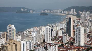 Vista geral da Cidade, desde a massa de concreto, formada por casas e prédios, até a orla. #Paratodosverem