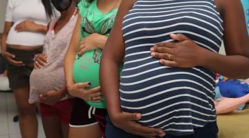 close na barriga de quatro gestantes. seus rostos não aparecem. #paratodosverem 