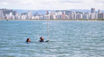 Mergulhadores avaliam estrutura de bags na Ponta da Praia em Santos