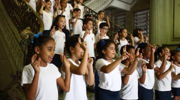 Estudantes cantam em Libras no Dia Nacional dos Surdos