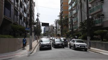 carros parados em rua diante de semáforo. #paratodosverem 