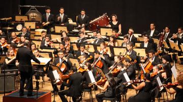 Orquestra se apresenta em teatro #pracegover 