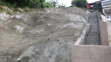 concreto em trecho de morro, proteção feita em concreto com vários degraus #paratodosverem