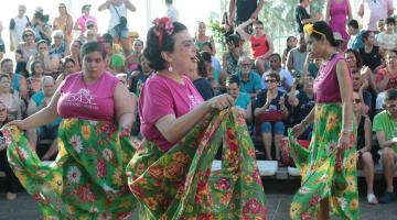 pessoas dançando na concha #paratodosverem 