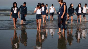 Estudantes de Santos têm aula prática de cultura oceânica na Praia do Boqueirão