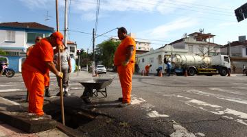 Equipes do Cuidando de Santos prosseguem com serviços de drenagem e capinação 