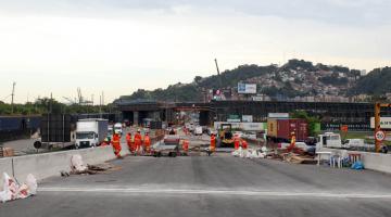 trabalhadores parados no viaduto em obras #pracegover 