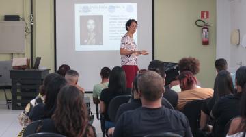 pessoas na sala de aula #paratodosverem 