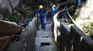 Escadaria hidráulica no Monte Serrat está na etapa final