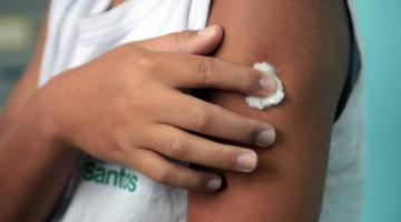 Programa já aplicou mais de 1,3 mil doses de vacinas nas escolas em Santos