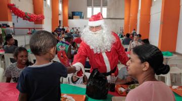 Espírito natalino marca almoço especial em unidade do Bom Prato em Santos