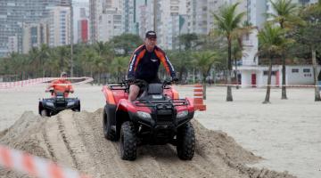 Profissionais do Samu de Santos são treinados para atendimento com quadriciclos nas praias