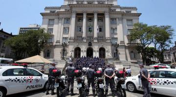 policiais posam na frente do paço com viaturas #pracegover 