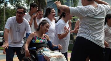 jovens com deficiência e uma em cadeira de rodas dançam animados. #paratodosverem
