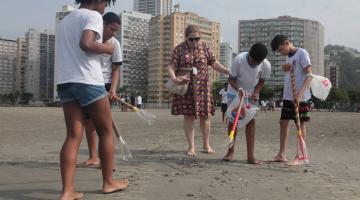 crianças retiram lixo da praia #paratodosverem 