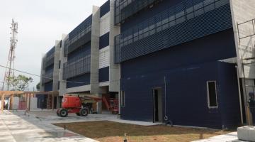 fachada de escola com trator na porta. Sua estrutura é azul marinho e branca. #paratodosverem