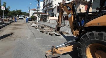 Pavimentação de bairro de Santos alcança 50% do cronograma