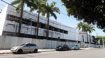 Fachada do prédio da UPA Zona Leste com revestimento. Na frente há três grandes palmeiras. #Pracegover