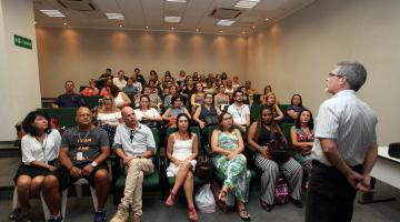 servidores sentados no auditório assistem a palestra #pracegover 