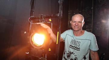 Ricardo Brito é o artista por trás das cortinas do teatro 