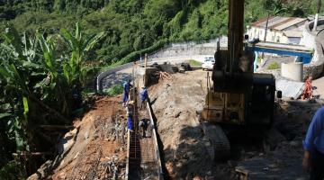 operários atuando no alargemento da via #paratodosverem