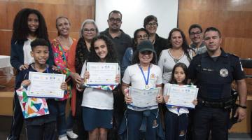 crianças mostram diplomas do prêmio #paratodosverem 