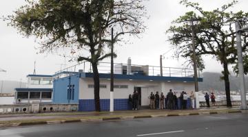 fachada de prédio junto à mureta da ponta da praia. #paratodosverem