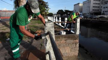 operário faz manutenção em corrimão #pracegover 