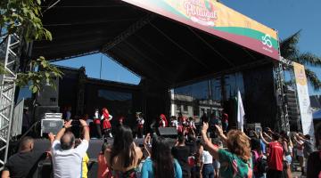Maior evento da comunidade lusitana leva música, dança, comida e artesanato ao Centro de Santos