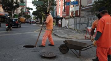 operários atuam na limpeza em bueiro #paratodosverem